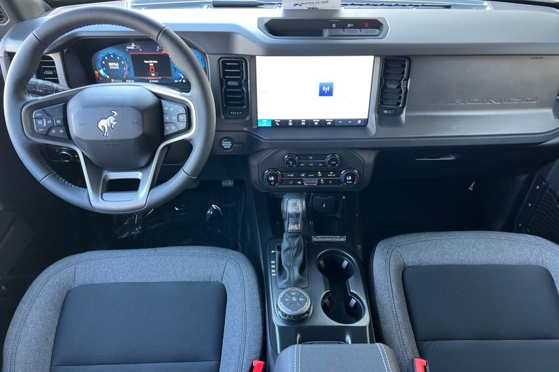 Ford Bronco Vehicle Full-screen Gallery Image 14