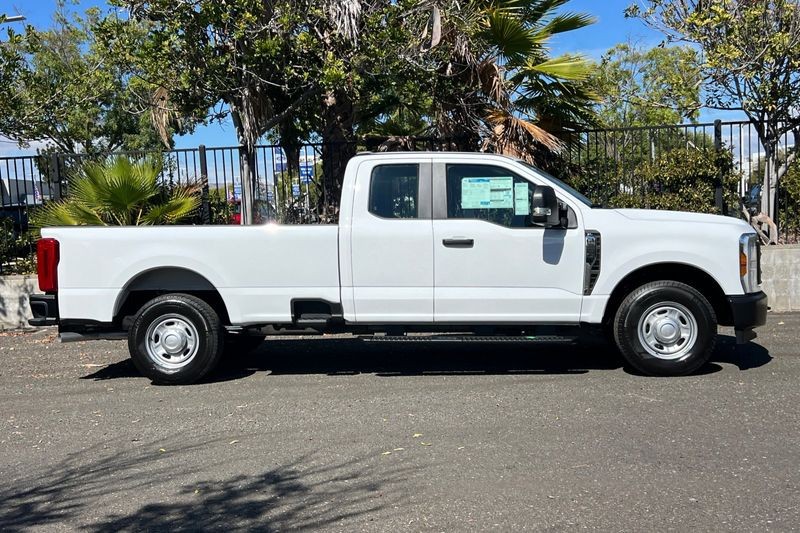 Ford F-250SD Vehicle Full-screen Gallery Image 02