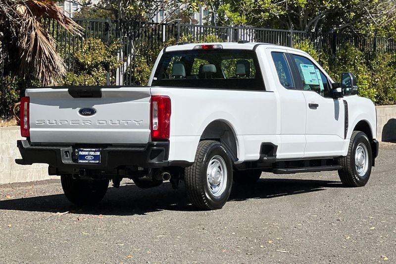 Ford F-250SD Vehicle Full-screen Gallery Image 03