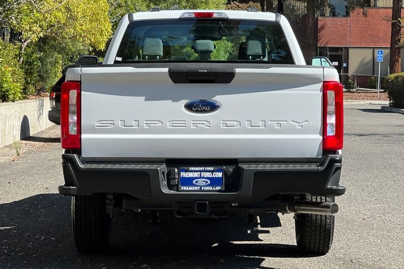 Ford F-250SD Vehicle Full-screen Gallery Image 04