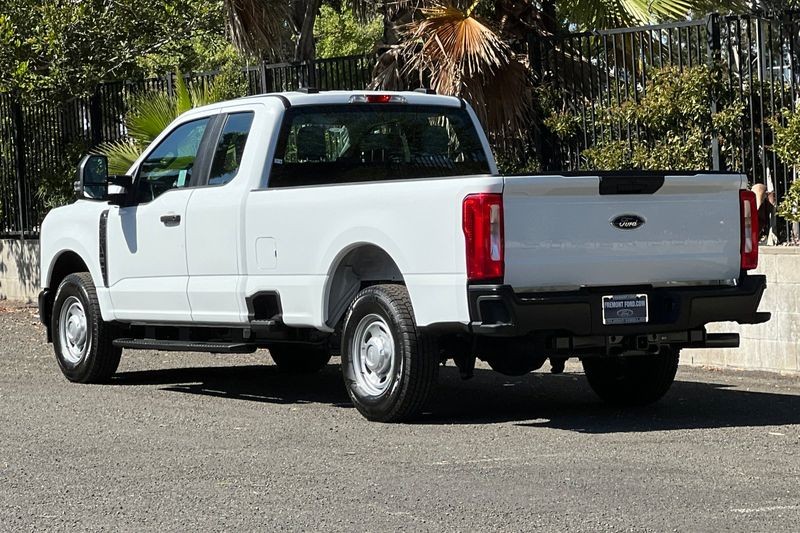 Ford F-250SD Vehicle Full-screen Gallery Image 05