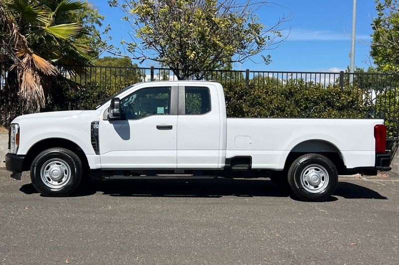 Ford F-250SD Vehicle Full-screen Gallery Image 06