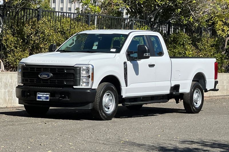 Ford F-250SD Vehicle Full-screen Gallery Image 07