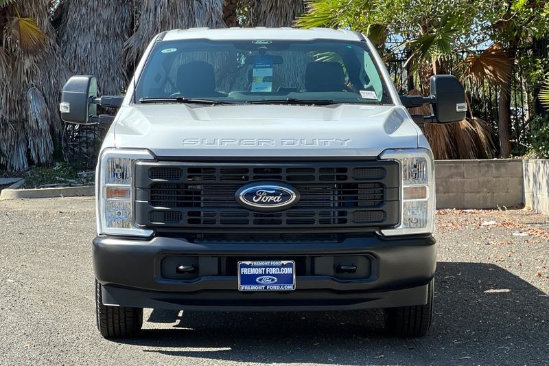 Ford F-250SD Vehicle Full-screen Gallery Image 08