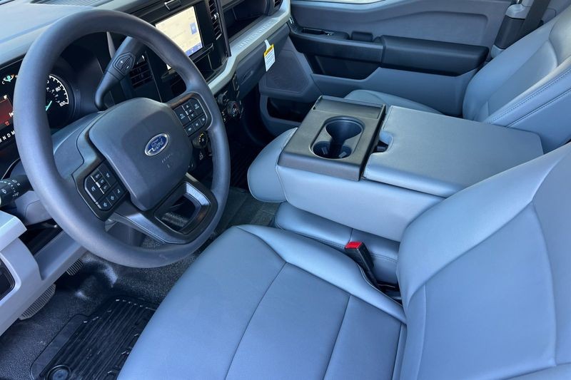 Ford F-250SD Vehicle Full-screen Gallery Image 09
