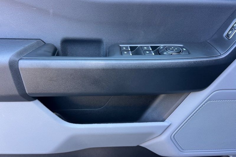 Ford F-250SD Vehicle Full-screen Gallery Image 10