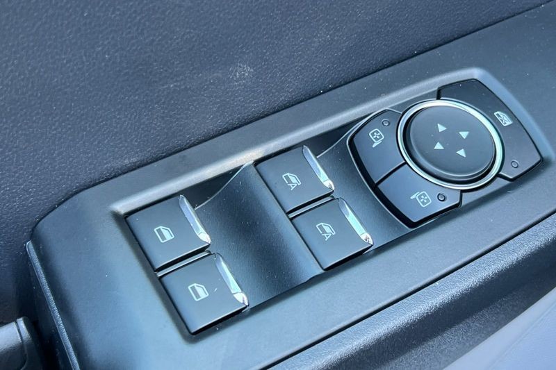 Ford F-250SD Vehicle Full-screen Gallery Image 11