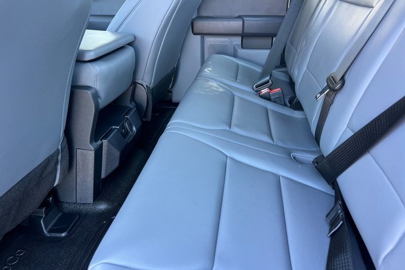 Ford F-250SD Vehicle Full-screen Gallery Image 12