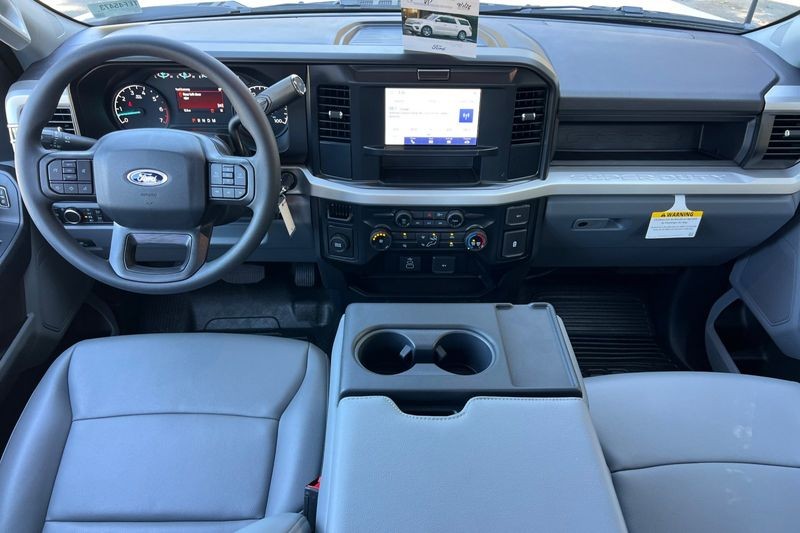 Ford F-250SD Vehicle Full-screen Gallery Image 14