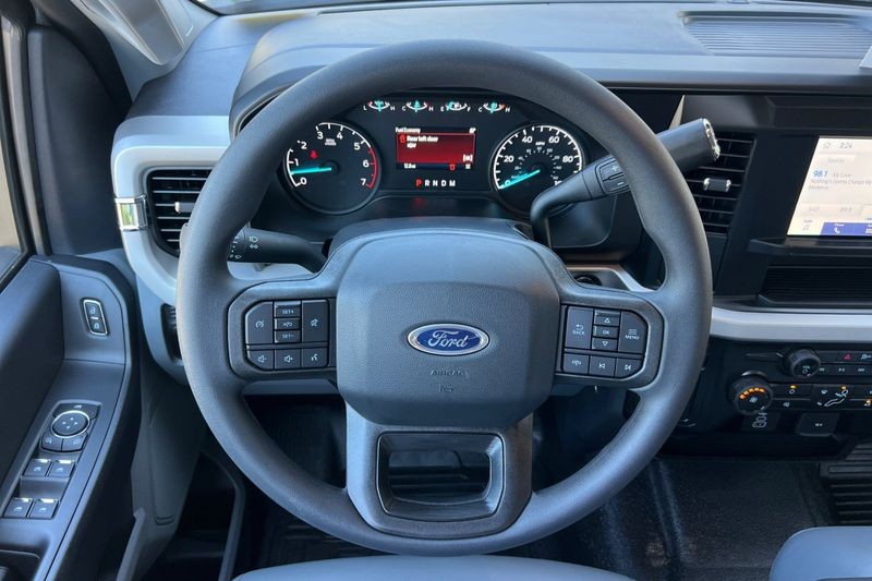 Ford F-250SD Vehicle Full-screen Gallery Image 15