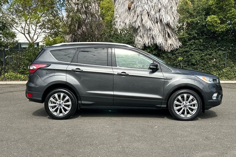 Ford Escape Vehicle Full-screen Gallery Image 02