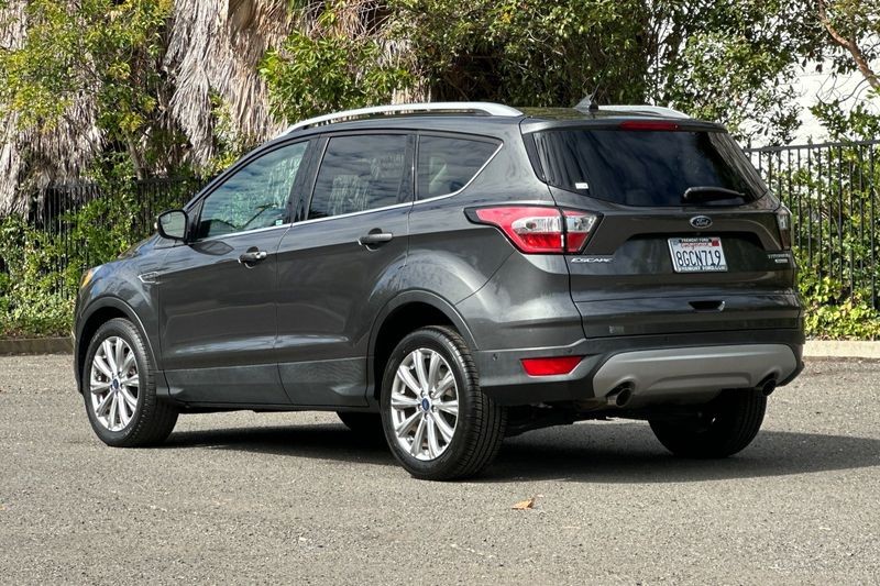 Ford Escape Vehicle Full-screen Gallery Image 05