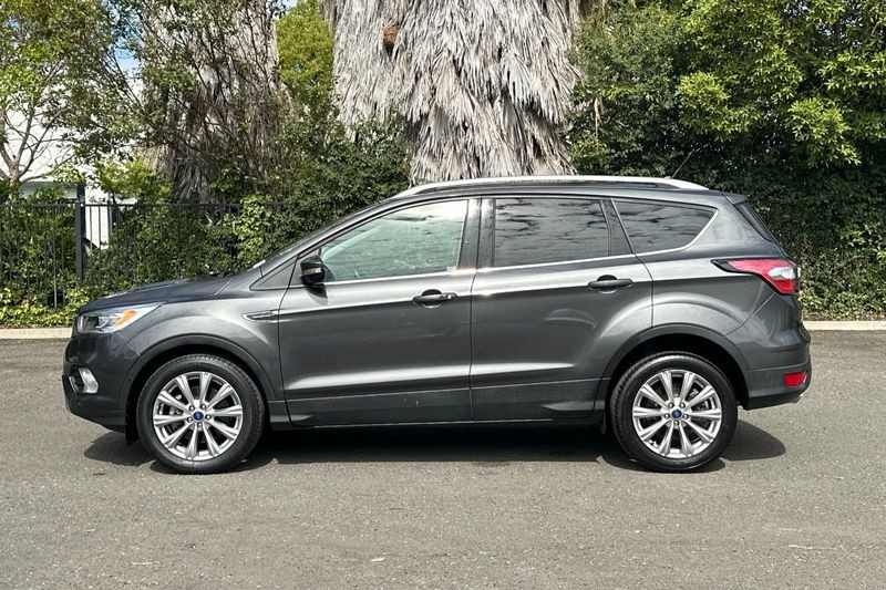 Ford Escape Vehicle Full-screen Gallery Image 07