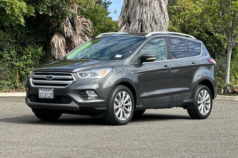 Ford Escape Vehicle Full-screen Gallery Image 08