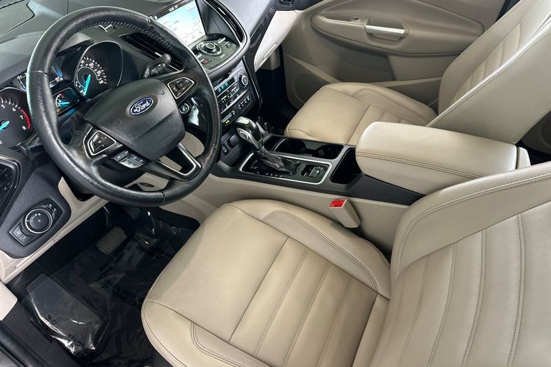 Ford Escape Vehicle Full-screen Gallery Image 10