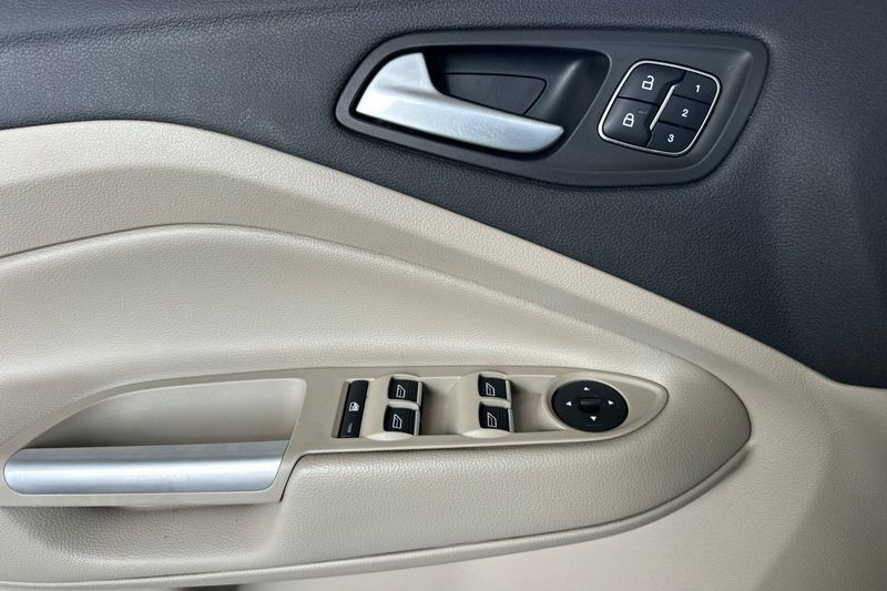 Ford Escape Vehicle Full-screen Gallery Image 11
