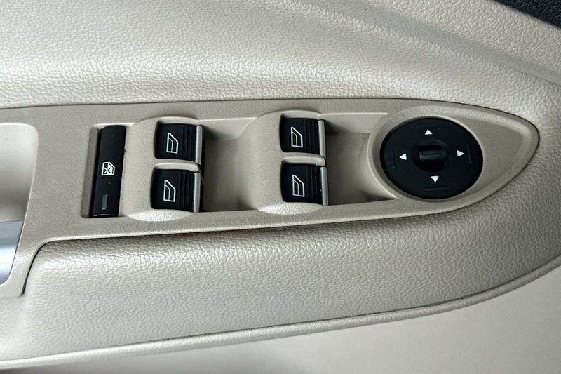 Ford Escape Vehicle Full-screen Gallery Image 12