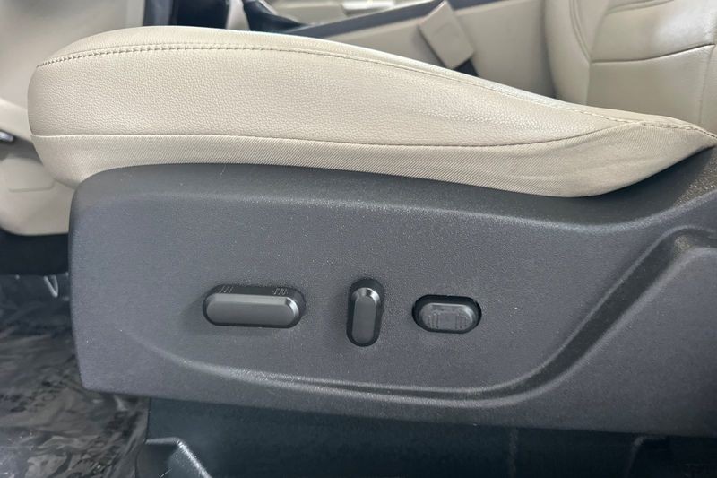 Ford Escape Vehicle Full-screen Gallery Image 13