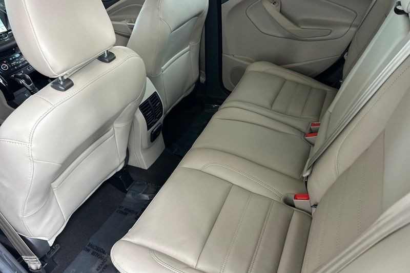 Ford Escape Vehicle Full-screen Gallery Image 14