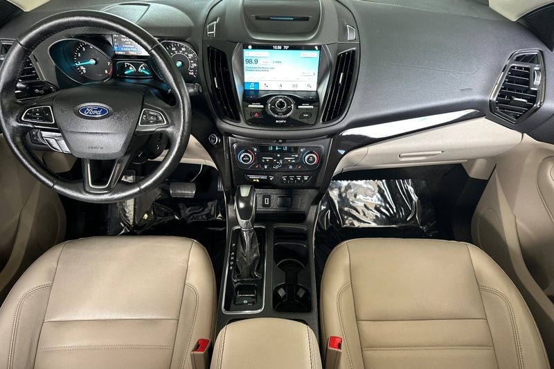 Ford Escape Vehicle Full-screen Gallery Image 15