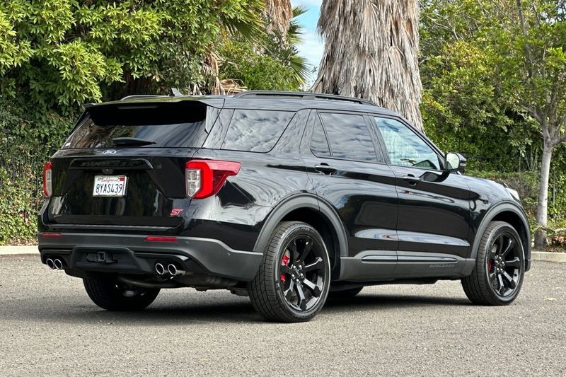 Ford Explorer Vehicle Full-screen Gallery Image 03