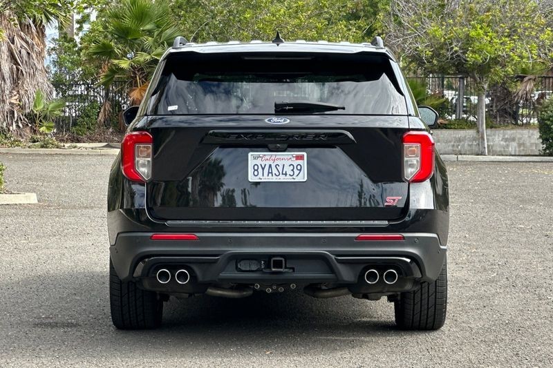 Ford Explorer Vehicle Full-screen Gallery Image 04