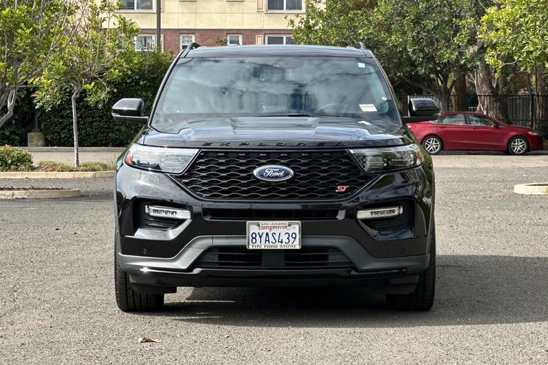 Ford Explorer Vehicle Full-screen Gallery Image 09