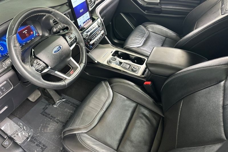 Ford Explorer Vehicle Full-screen Gallery Image 10