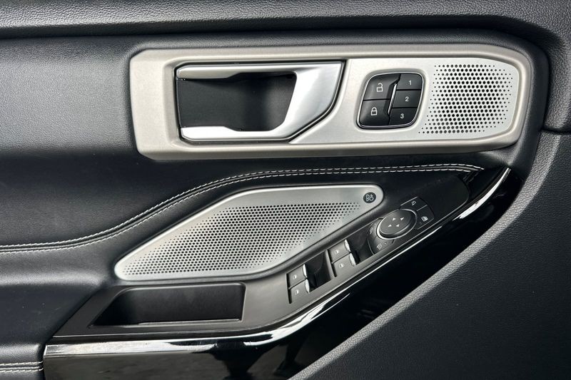 Ford Explorer Vehicle Full-screen Gallery Image 11