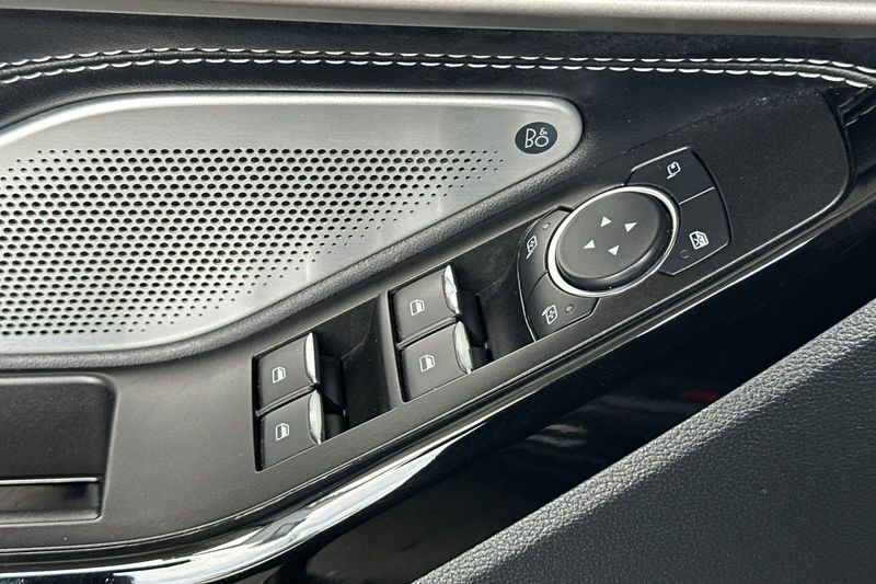 Ford Explorer Vehicle Full-screen Gallery Image 12
