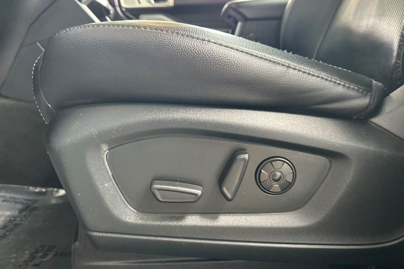 Ford Explorer Vehicle Full-screen Gallery Image 13