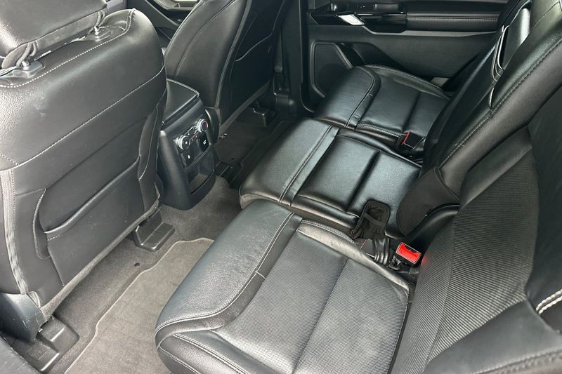 Ford Explorer Vehicle Full-screen Gallery Image 14