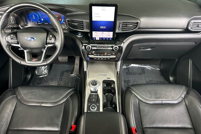 Ford Explorer Vehicle Full-screen Gallery Image 15