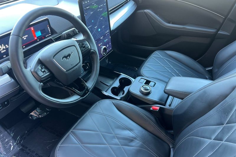 Ford Mustang Mach-E Vehicle Full-screen Gallery Image 10