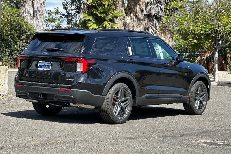 Ford Explorer Vehicle Full-screen Gallery Image 03