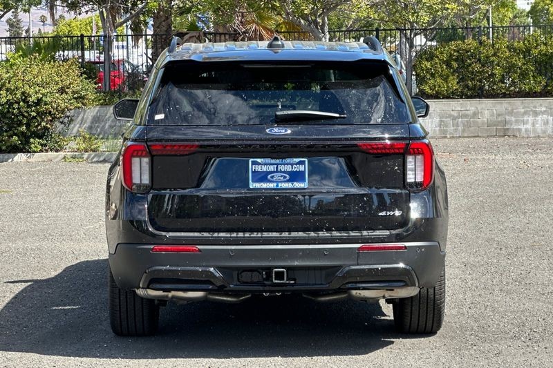 Ford Explorer Vehicle Full-screen Gallery Image 04