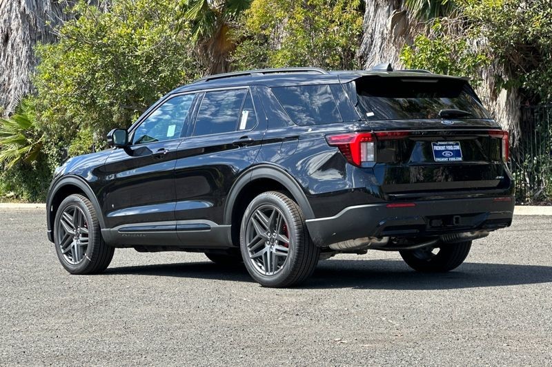 Ford Explorer Vehicle Full-screen Gallery Image 05