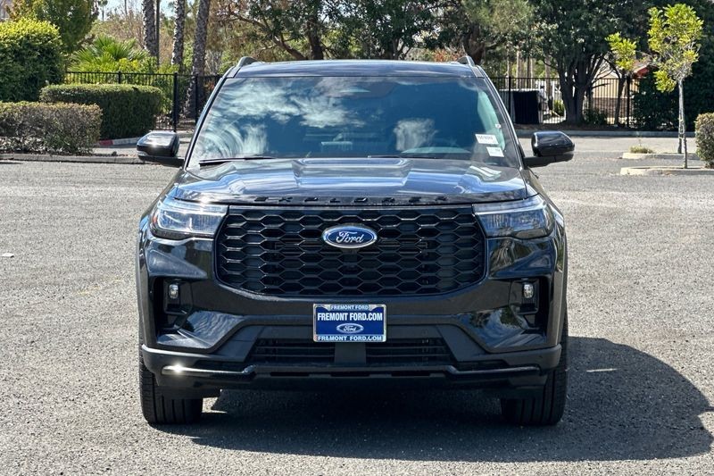 Ford Explorer Vehicle Full-screen Gallery Image 08