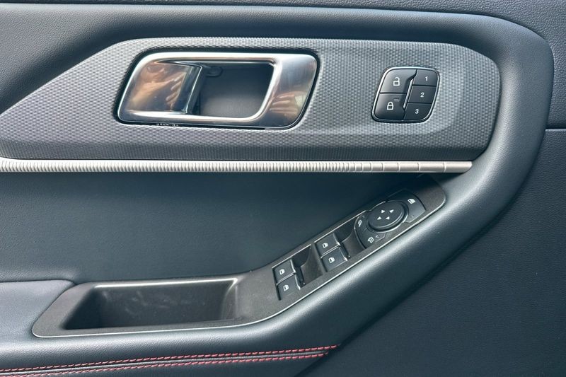 Ford Explorer Vehicle Full-screen Gallery Image 10