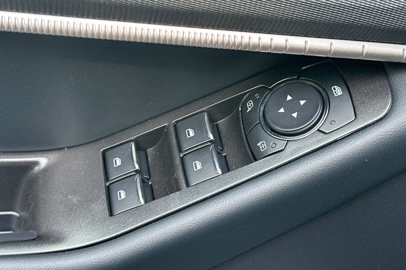 Ford Explorer Vehicle Full-screen Gallery Image 11