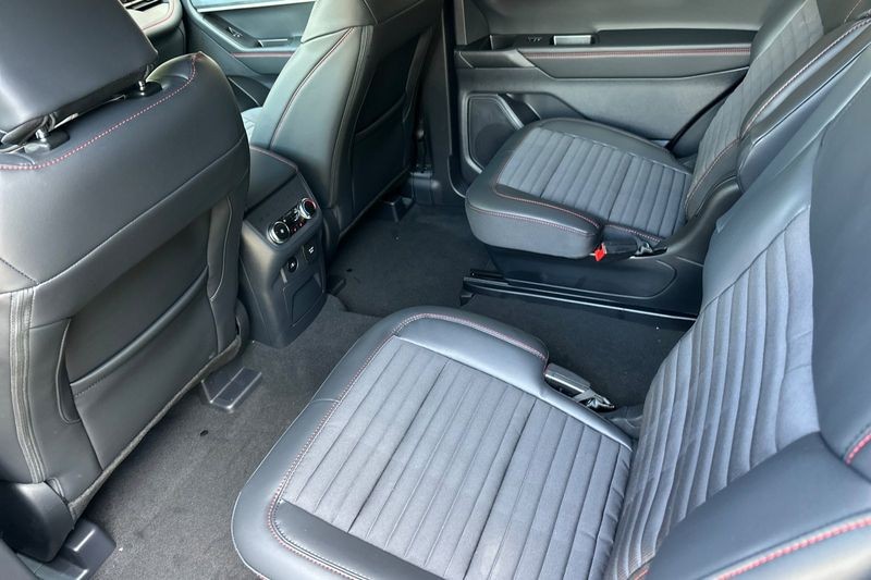 Ford Explorer Vehicle Full-screen Gallery Image 12