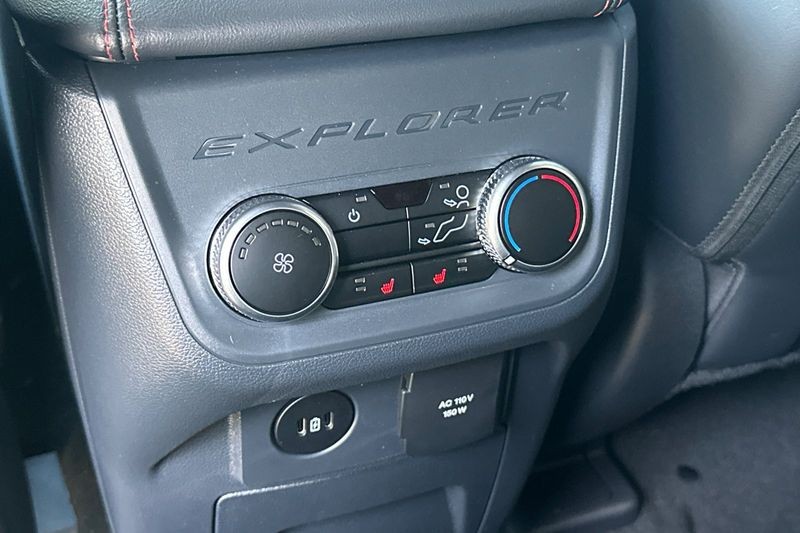 Ford Explorer Vehicle Full-screen Gallery Image 13