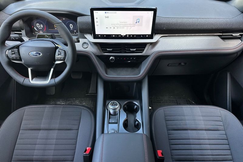 Ford Explorer Vehicle Full-screen Gallery Image 14