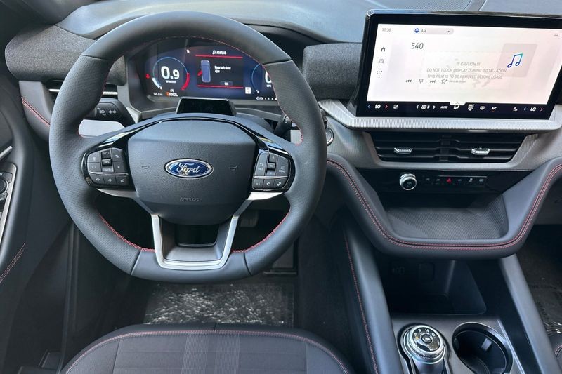 Ford Explorer Vehicle Full-screen Gallery Image 15