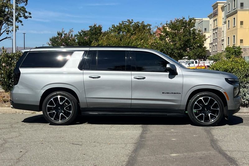 Chevrolet Suburban Vehicle Full-screen Gallery Image 02