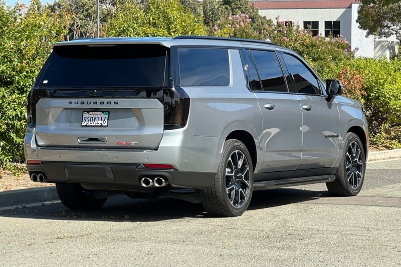 Chevrolet Suburban Vehicle Full-screen Gallery Image 03