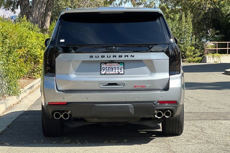 Chevrolet Suburban Vehicle Full-screen Gallery Image 04