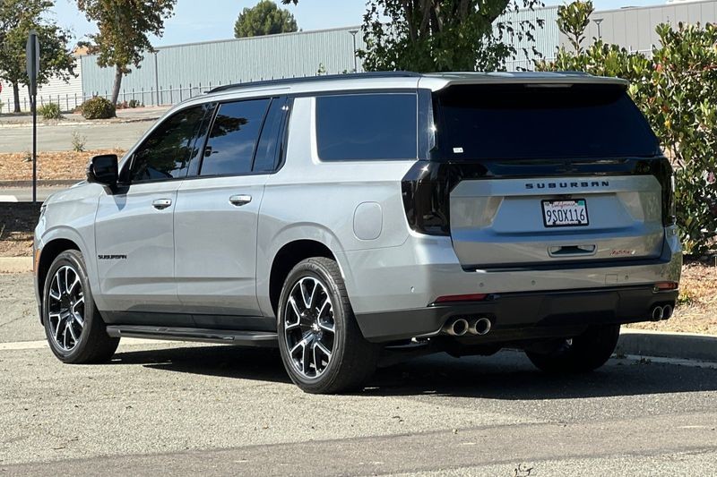 Chevrolet Suburban Vehicle Full-screen Gallery Image 05