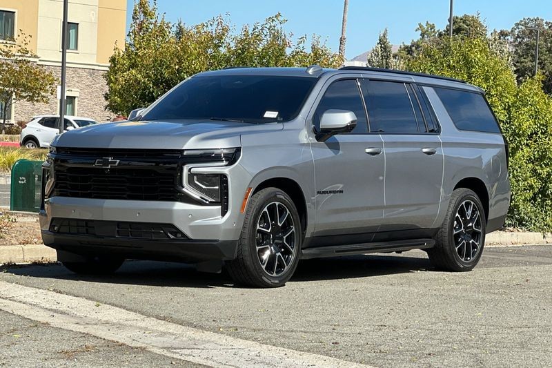 Chevrolet Suburban Vehicle Full-screen Gallery Image 08