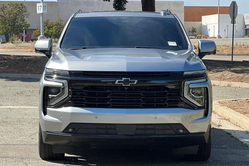 Chevrolet Suburban Vehicle Full-screen Gallery Image 09
